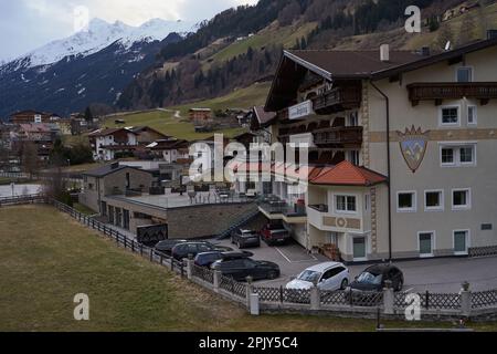 Neustift im Stubaital, Österreich - 16. März 2023 - kleines Stadtzentrum in einem Alpental am Ende der Wintersaison Stockfoto