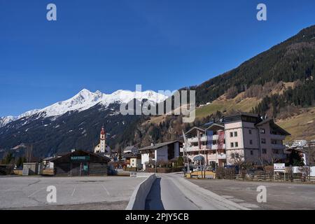 Neustift im Stubaital, Österreich - 16. März 2023 - kleines Stadtzentrum in einem Alpental am Ende der Wintersaison Stockfoto