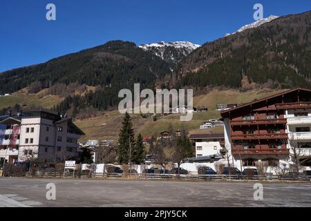 Neustift im Stubaital, Österreich - 16. März 2023 - kleines Stadtzentrum in einem Alpental am Ende der Wintersaison Stockfoto