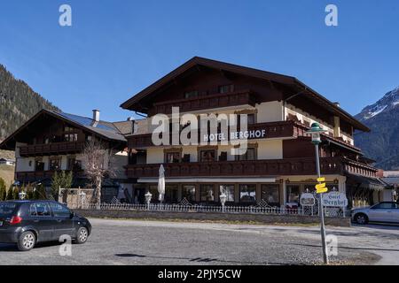 Neustift im Stubaital, Österreich - 16. März 2023 - kleines Stadtzentrum in einem Alpental am Ende der Wintersaison Stockfoto