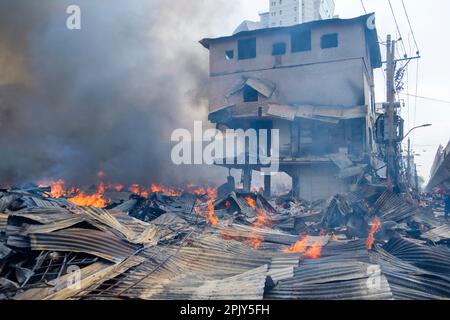 Dhaka, Bangladesch. 4. April 2023. Feuer brennt durch den Markt, der vollständig aus Blechen besteht. Im Morgengrauen des 4. April 2023 brach in Bangabazar, einem der größten Stoffmärkte in Dhaka, Bangladesch, ein massives Feuer aus. Dem Vernehmen nach begann der Brand in einer der Läden um ca. 6 UHR MORGENS und breitete sich schnell auf den Rest des Marktes aus. Das Feuer wütete fast 7 Stunden lang, bevor es unter Kontrolle gebracht wurde. Der Brand hat erhebliche Schäden am Markt verursacht, wobei die meisten Läden und Verkaufsstände durch die Flammen zerstört wurden. (Kreditbild: © Rizwan Hasan/Pacific Press via ZUMA Press Wire) EDITORIA Stockfoto