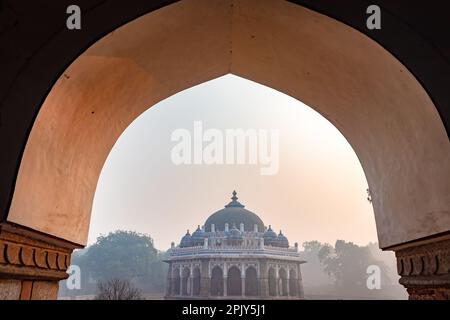 nila Gumbad vom humayun Grab, Außenansicht am nebligen Morgen aus einer einzigartigen Perspektive Stockfoto
