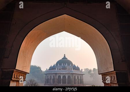 nila Gumbad vom humayun Grab, Außenansicht am nebligen Morgen aus einer einzigartigen Perspektive Stockfoto
