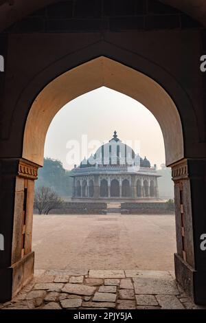 nila Gumbad vom humayun Grab, Außenansicht am nebligen Morgen aus einer einzigartigen Perspektive Stockfoto