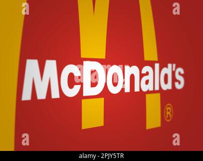 New York, USA, März 2023: MC Donalds Logo auf grünem Hintergrund. McDonald's ist die weltweit größte Fast-Food-Restaurantkette. Zur Veranschaulichung Stockfoto