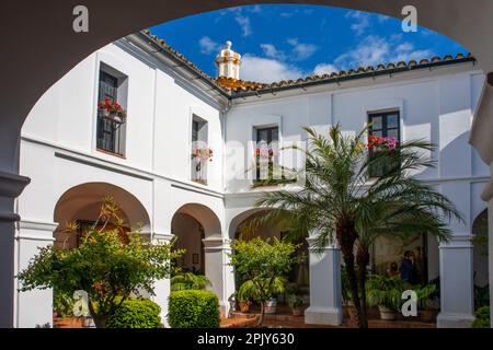 Innenhof im Kloster La Rabida, Provinz Huelva, Palos de la Frontera, Region Andalusien, Spanien. Das Kloster Santa María de La Rábida, Comm Stockfoto