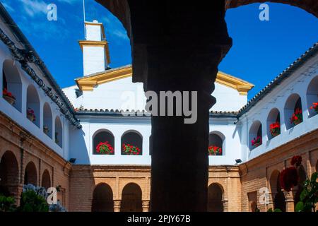 Innenhof im Kloster La Rabida, Provinz Huelva, Palos de la Frontera, Region Andalusien, Spanien. Das Kloster Santa María de La Rábida, Comm Stockfoto