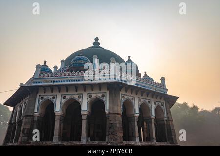 nila Gumbad vom humayun Grab, Außenansicht am nebligen Morgen aus einer einzigartigen Perspektive Stockfoto