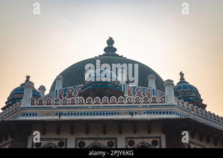 nila Gumbad vom humayun Grab, Außenansicht am nebligen Morgen aus einer einzigartigen Perspektive Stockfoto