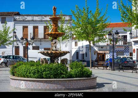 Brunnen des Schinkenplatzes, Dorf Jabugo, Provinz Huelva, Region Andalusien, Spanien. Fuente del jamón. Jabugo ist international bekannt Stockfoto
