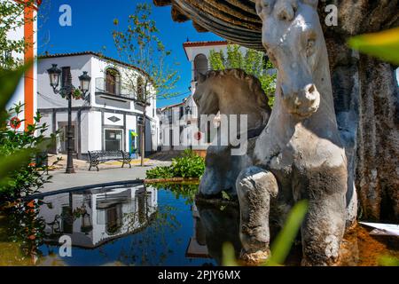 Brunnen des Schinkenplatzes, Dorf Jabugo, Provinz Huelva, Region Andalusien, Spanien. Fuente del jamón. Jabugo ist international bekannt Stockfoto