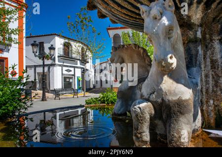 Brunnen des Schinkenplatzes, Dorf Jabugo, Provinz Huelva, Region Andalusien, Spanien. Fuente del jamón. Jabugo ist international bekannt Stockfoto