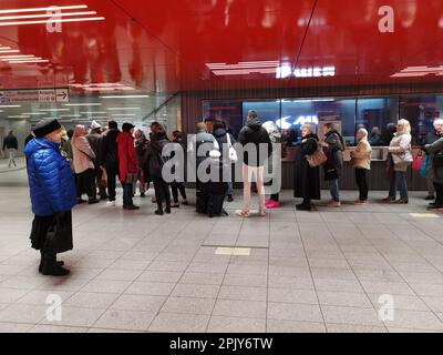 München, Deutschland. 04. April 2023. Hochbetrieb im MVG-Kundencenter am Marienplatz an der 4.4.23 in München. Viele wollen das 49-Euro-Ticket für die öffentlichen Verkehrsmittel oder ihren alten Monatspass damit ersetzen. (Foto: Alexander Pohl/Sipa USA) Guthaben: SIPA USA/Alamy Live News Stockfoto