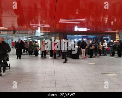 München, Deutschland. 04. April 2023. Hochbetrieb im MVG-Kundencenter am Marienplatz an der 4.4.23 in München. Viele wollen das 49-Euro-Ticket für die öffentlichen Verkehrsmittel oder ihren alten Monatspass damit ersetzen. (Foto: Alexander Pohl/Sipa USA) Guthaben: SIPA USA/Alamy Live News Stockfoto