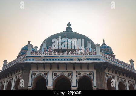nila Gumbad vom humayun Grab, Außenansicht am nebligen Morgen aus einer einzigartigen Perspektive Stockfoto