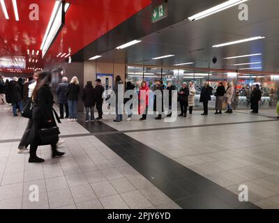 München, Deutschland. 04. April 2023. Hochbetrieb im MVG-Kundencenter am Marienplatz an der 4.4.23 in München. Viele wollen das 49-Euro-Ticket für die öffentlichen Verkehrsmittel oder ihren alten Monatspass damit ersetzen. (Foto: Alexander Pohl/Sipa USA) Guthaben: SIPA USA/Alamy Live News Stockfoto