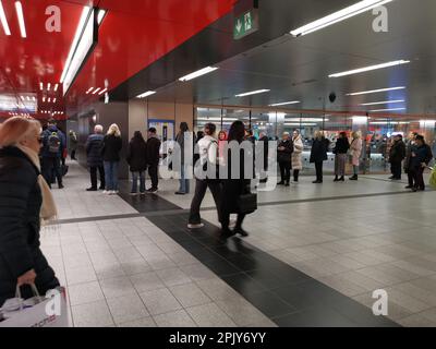 München, Deutschland. 04. April 2023. Hochbetrieb im MVG-Kundencenter am Marienplatz an der 4.4.23 in München. Viele wollen das 49-Euro-Ticket für die öffentlichen Verkehrsmittel oder ihren alten Monatspass damit ersetzen. (Foto: Alexander Pohl/Sipa USA) Guthaben: SIPA USA/Alamy Live News Stockfoto