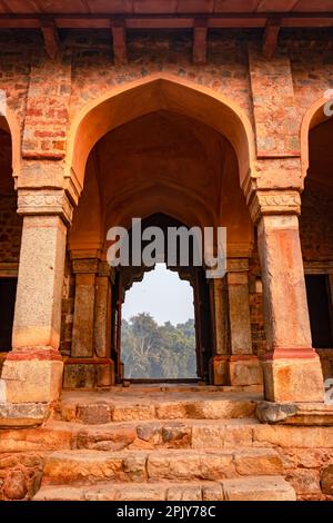 nila Gumbad vom humayun Grab Eingangstor am nebligen Morgen aus einer einzigartigen Perspektive Stockfoto