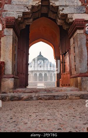 nila Gumbad vom humayun Grab, Außenansicht am nebligen Morgen aus einer einzigartigen Perspektive Stockfoto