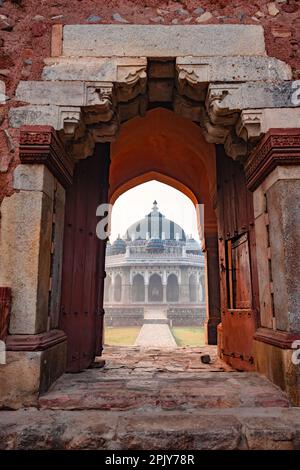nila Gumbad vom humayun Grab, Außenansicht am nebligen Morgen aus einer einzigartigen Perspektive Stockfoto
