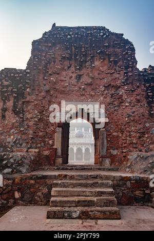 nila Gumbad vom humayun Grab Eingangstor am nebligen Morgen aus einer einzigartigen Perspektive Stockfoto