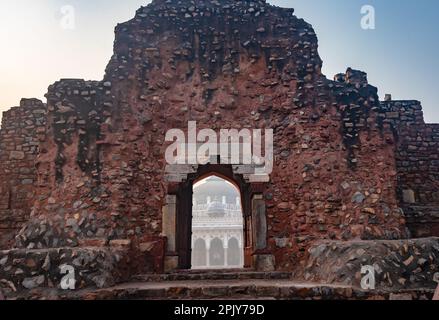 nila Gumbad vom humayun Grab Eingangstor am nebligen Morgen aus einer einzigartigen Perspektive Stockfoto