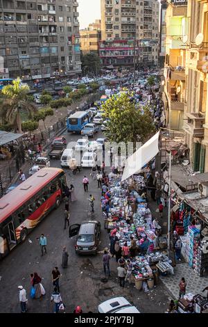 Das Stadtzentrum von Kairo tagsüber mit Verkäufern und Verkehr. Ägypten. Stockfoto