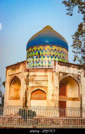 nila Gumbad vom humayun Grab, Außenansicht am nebligen Morgen aus einer einzigartigen Perspektive Stockfoto
