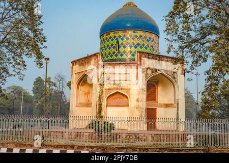 nila Gumbad vom humayun Grab, Außenansicht am nebligen Morgen aus einer einzigartigen Perspektive Stockfoto