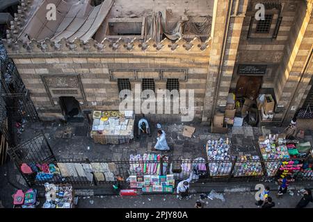 Das Stadtzentrum von Kairo tagsüber mit Verkäufern und Verkehr. Ägypten. Stockfoto