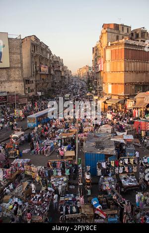 Das Stadtzentrum von Kairo tagsüber mit Verkäufern und Verkehr. Ägypten. Stockfoto