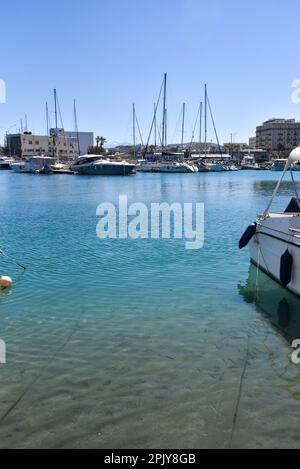 Heraklion Hafen, kleine Boote im Sommer festgemacht, Kreta, Griechenland Stockfoto