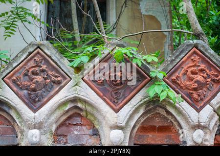 Dekorative Relief mit Blumenschmuck in Terrakotta. Dekorativer tiel. Verlassene Architektur. Außen. Stockfoto