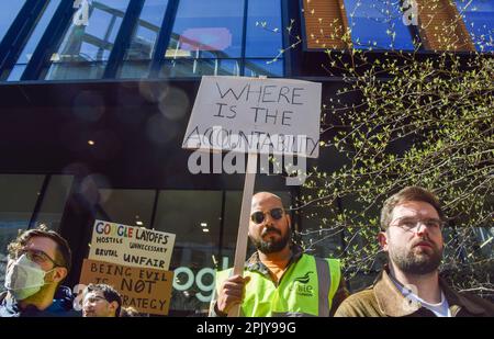 London, Großbritannien. 04. April 2023. Ein Protestteilnehmer hat ein Plakat, auf dem steht: „Wo ist die Verantwortung?“ Während der Demonstration. Google-Arbeiter versammelten sich zu einem Protest, den die Gewerkschaft außerhalb des Google-Hauptquartiers in King's Cross inszeniert hatte, als Reaktion auf das, was sie als „entsetzliche Behandlung und Gewerkschaftsabbruch“ von Mitarbeitern bezeichnen, die entlassen werden mussten. Kredit: SOPA Images Limited/Alamy Live News Stockfoto