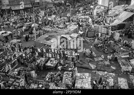 Das Stadtzentrum von Kairo tagsüber mit Verkäufern und Verkehr. Ägypten. Stockfoto