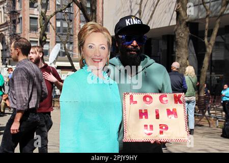 New York, USA. 04. April 2023. Ein Protestteilnehmer hält ein Schild mit der Aufschrift "Lock him up" im Collect Pond Park gegenüber dem Büro des Manhattan District Attorney während der Anklageerhebung gegen Donald Trump. Trump ist der erste Ex-Präsident in der Geschichte der Vereinigten Staaten, gegen den ein Strafverfahren anhängig ist. Das Bezirksstaatsanwaltsbüro in Manhattan hat eine Anklage gegen den Republikaner verkündet, der erneut einen Präsidentschaftskandidat bei den Wahlen im November 2024 anstrebt. Kredit: Christina Horsten/dpa/Alamy Live News Stockfoto