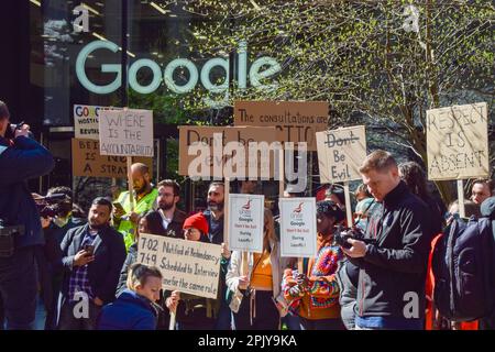 London, Großbritannien. 04. April 2023. Demonstranten halten während der Demonstration Plakate mit „sei nicht böse“ Nachrichten an Google. Google-Arbeiter versammelten sich zu einem Protest, den die Gewerkschaft außerhalb des Google-Hauptquartiers in King's Cross inszeniert hatte, als Reaktion auf das, was sie als „entsetzliche Behandlung und Gewerkschaftsabbruch“ von Mitarbeitern bezeichnen, die entlassen werden mussten. (Foto: Vuk Valcic/SOPA Images/Sipa USA) Guthaben: SIPA USA/Alamy Live News Stockfoto