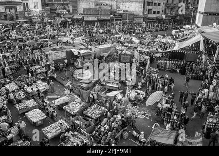 Das Stadtzentrum von Kairo tagsüber mit Verkäufern und Verkehr. Ägypten. Stockfoto