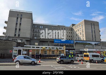 Der Haupteingang zum Derriford Hospital Plymouth Stockfoto