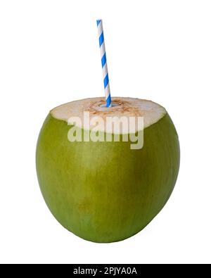 Grüne Kokosnuss mit gefärbtem Papierstroh, isoliert auf weißem Hintergrund. Stockfoto