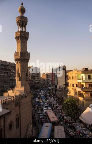 Das Stadtzentrum von Kairo tagsüber mit Verkäufern und Verkehr. Ägypten. Stockfoto