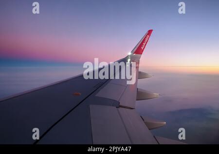 Marrakesch, Marokko - 9. Januar 2020: Blick vom Passagierfenster des kommerziellen Flugzeugs Air Arabia Airlines Airbus 320, Sonnenuntergang unter dem Flugzeug, r Stockfoto