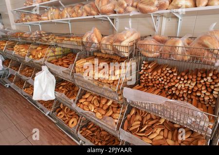 Verschiedene Gebäck- und Backteigprodukte in Regalen in einer typischen jordanischen Bäckerei Stockfoto