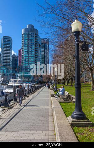 Menschen, die einen sonnigen Morgen entlang der Uferpromenade von Vancouver in British Columbia, Kanada genießen Stockfoto