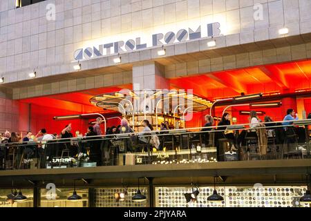 Ganztägig geöffnete Bar Kontrollraum B im Battersea Power Station, London, Großbritannien Stockfoto