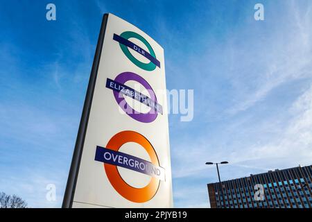 Schild für DLR, Elizabeth Line und Overground an der Stratford Station, East London, UK Stockfoto