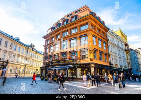 Außenansicht des Hauses der Schwarzen Madonna im kubistischen Stil mit Grand Cafe Orient, Prag, Tschechische Republik Stockfoto