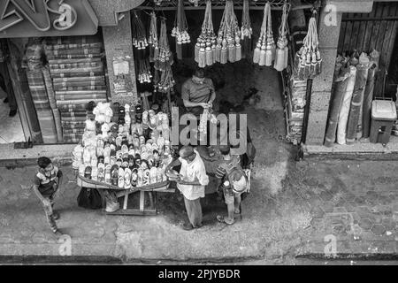 Das Stadtzentrum von Kairo tagsüber mit Verkäufern und Verkehr. Ägypten. Stockfoto