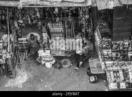 Das Stadtzentrum von Kairo tagsüber mit Verkäufern und Verkehr. Ägypten. Stockfoto