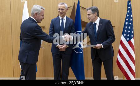 Der finnische Außenminister Pekka Haavisto (L) übergibt den Beitritt Finnlands zu NATO-Dokumenten an US-Außenminister Antony Blinks (R) und NATO-Generalsekretär Jens Stoltenberg (C) im Rahmen einer feierlichen Teilnahme Finnlands an der NATO-Tagung der Außenminister des NATO-Nordatlantikrates (NAC). In Brüssel am Dienstag, den 4. April 2023. Finnland ist der NATO am 4. April beigetreten, um das 31. NATO-Mitglied zu werden. Dies ist ein historischer Wandel, der durch den Krieg in der Ukraine ausgelöst wurde und in Russland Wut hervorgerufen hat, wo Beamte den Schritt als Bedrohung angesehen haben. Foto: NATO/UPI Stockfoto